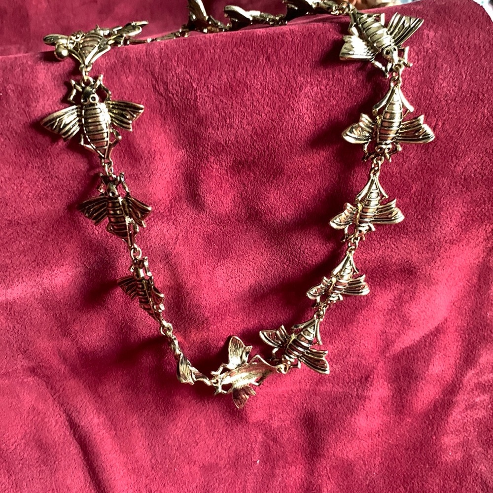 Bee necklace gold tone 16 inches w/extension